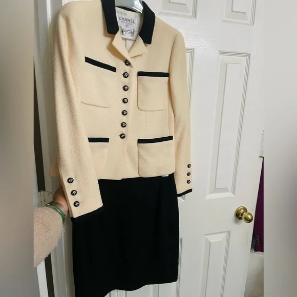 Vintage CHANEL Ivory & Black Bouclé Tweed Skirt Suit - Picture 2 of 13